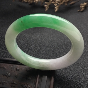 （超值推荐）糯冰种飘翠圆条手镯（55.6mm）
