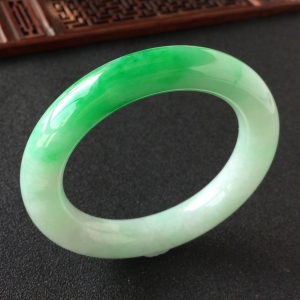 (超值推荐)糯冰种飘翠圆条手镯(54.6mm)