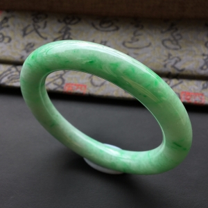 (超值推荐)糯冰种飘翠圆条手镯(57.3mm)