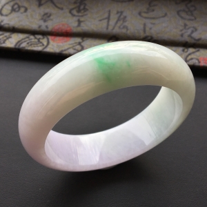 (超值推荐)糯冰种淡春带彩手镯(56mm)