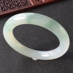 (超值推荐)糯冰种飘花圆条手镯(55.1mm)