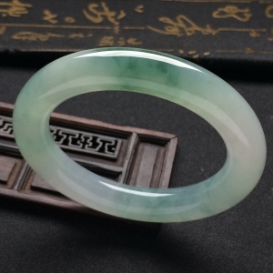（超值推荐）糯冰种飘花圆条手镯（56.3mm）