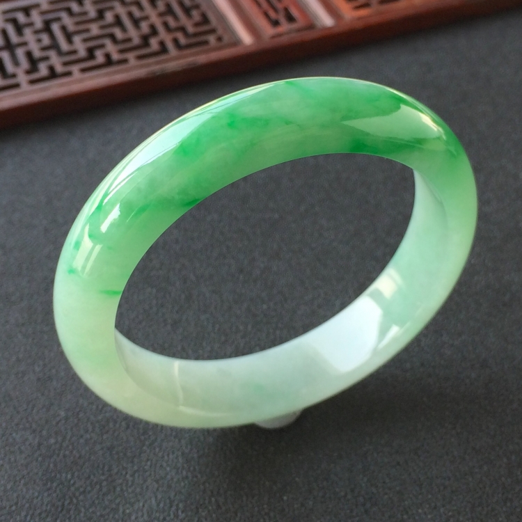 (超值推荐)糯冰种飘翠手镯(56.5mm)