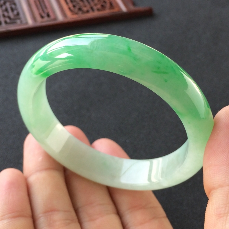 (超值推荐)糯冰种飘翠手镯(56.5mm)