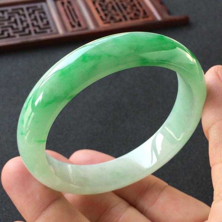 (超值推荐)糯冰种飘翠手镯(56.5mm)