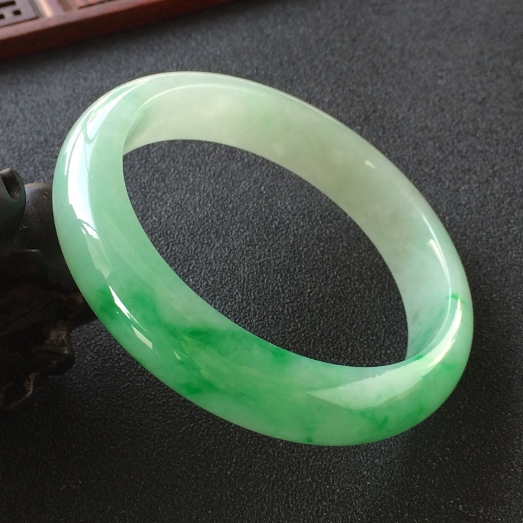 (超值推荐)糯冰种飘翠手镯(56.5mm)