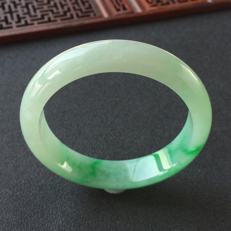 (超值推荐)糯冰种飘翠手镯(56.5mm)