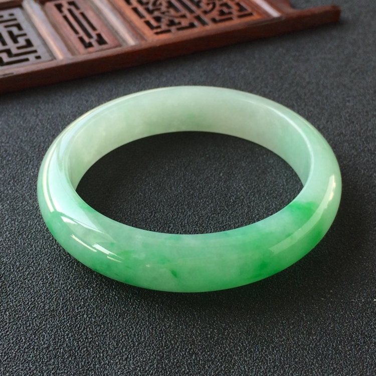 (超值推荐)糯冰种飘翠手镯(56.5mm)