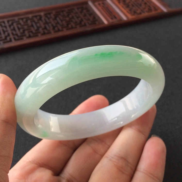 (超值推荐)糯冰种飘翠手镯(56.6mm)