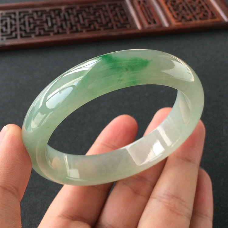 (超值推荐)糯冰种飘翠手镯(58.1mm)