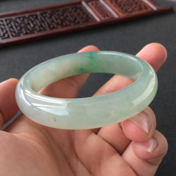(超值推荐)糯冰种飘翠手镯(58.1mm)