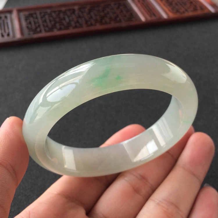 (超值推荐)糯冰种飘翠手镯(57mm)