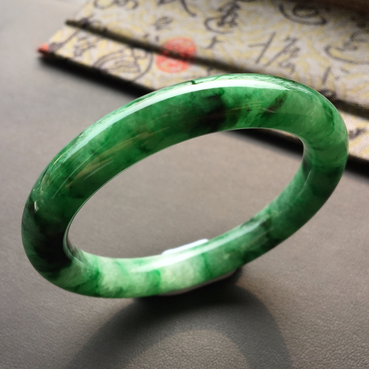 (超值推荐)糯冰种廯加绿圆条手镯(55.2mm)