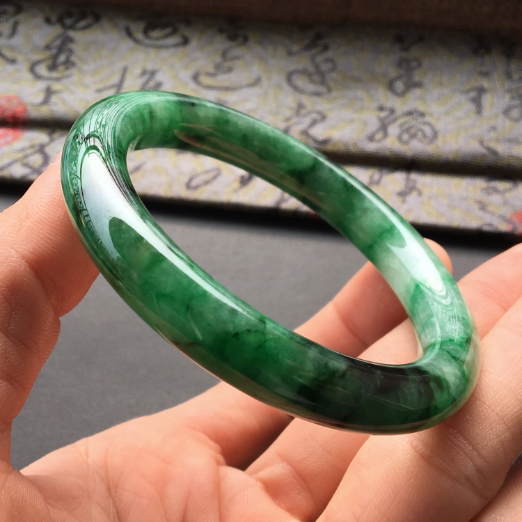(超值推荐)糯冰种廯加绿圆条手镯(55.2mm)