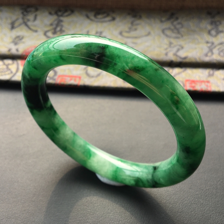 (超值推荐)糯冰种廯加绿圆条手镯(55.2mm)