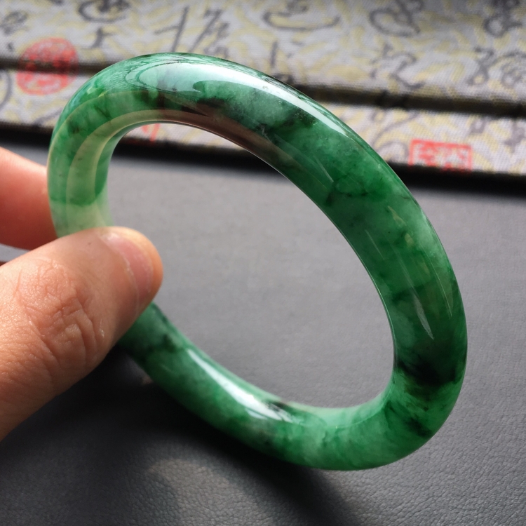 (超值推荐)糯冰种廯加绿圆条手镯(55.2mm)