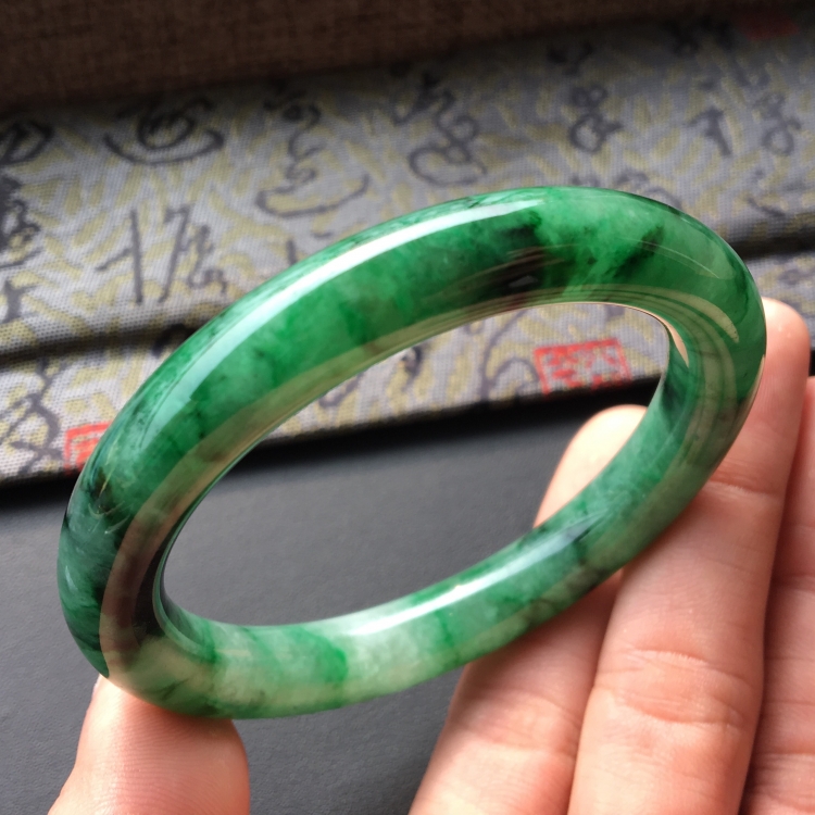 (超值推荐)糯冰种廯加绿圆条手镯(55.2mm)