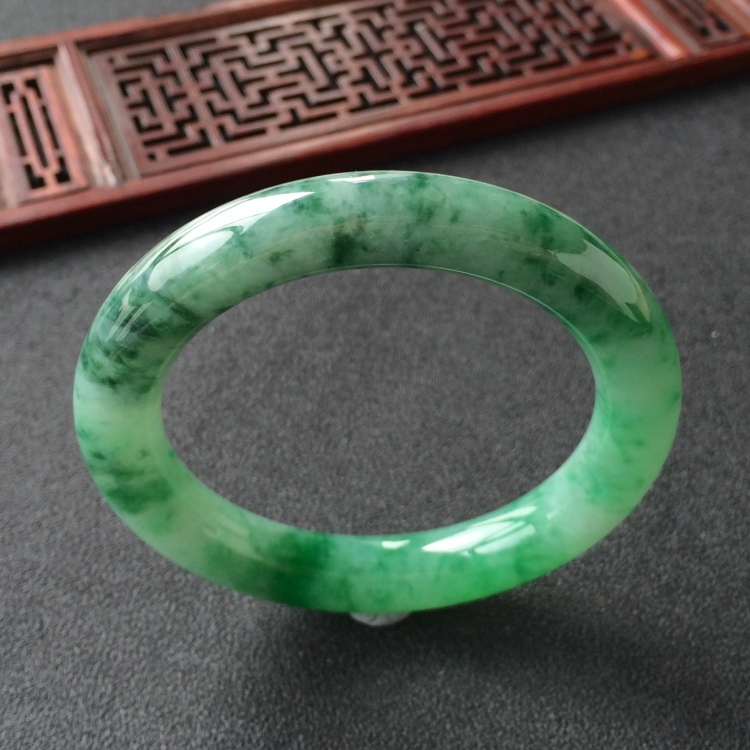 (超值推荐)糯冰种飘花带翠圆条手镯(52.2mm)