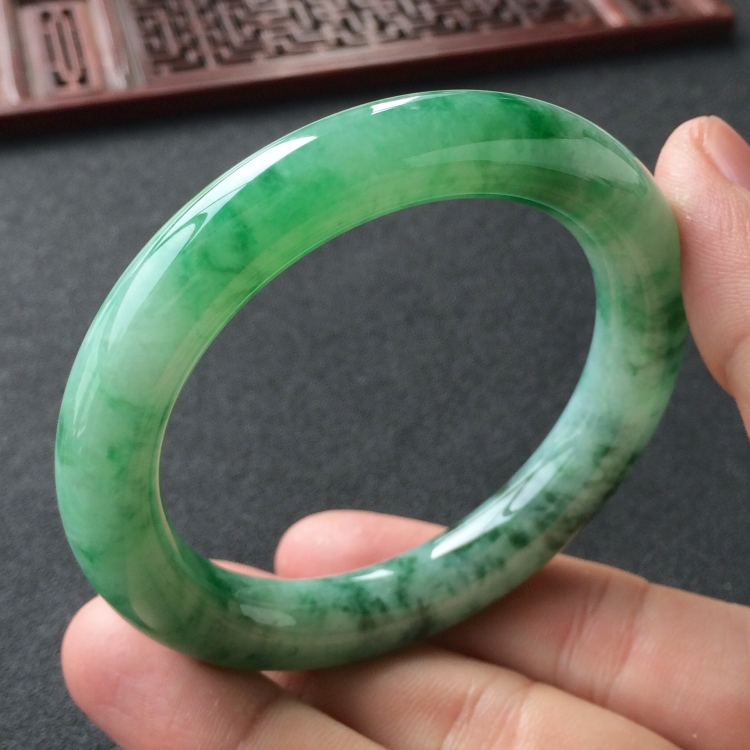 (超值推荐)糯冰种飘花带翠圆条手镯(52.2mm)