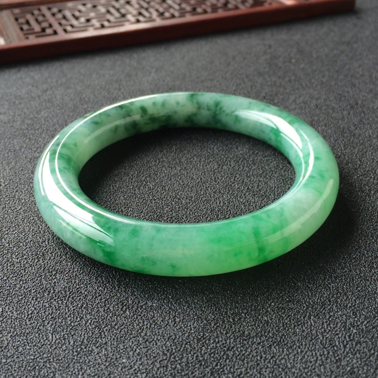 (超值推荐)糯冰种飘花带翠圆条手镯(52.2mm)