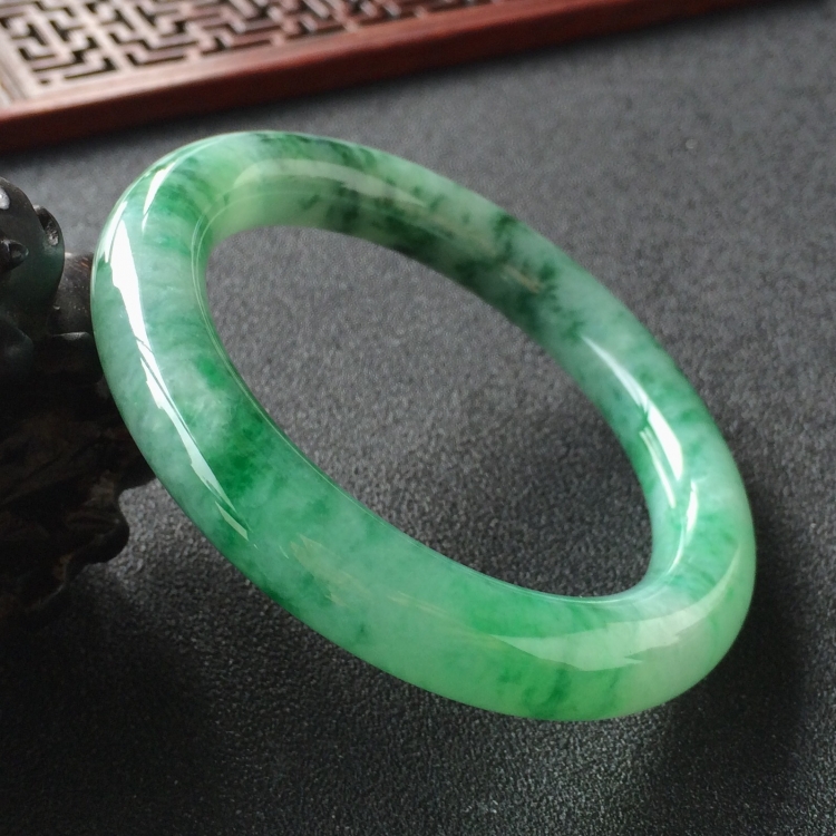 (超值推荐)糯冰种飘花带翠圆条手镯(52.2mm)
