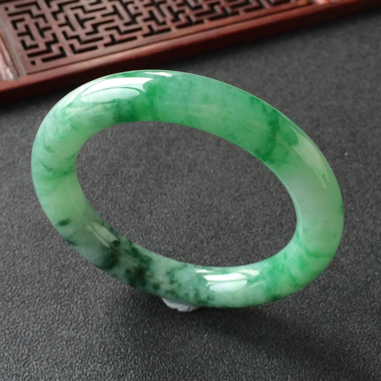(超值推荐)糯冰种飘花带翠圆条手镯(52.2mm)