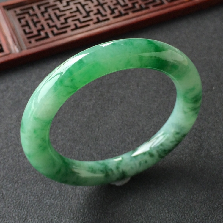 (超值推荐)糯冰种飘花带翠圆条手镯(52.2mm)
