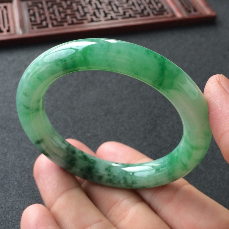 (超值推荐)糯冰种飘花带翠圆条手镯(52.2mm)