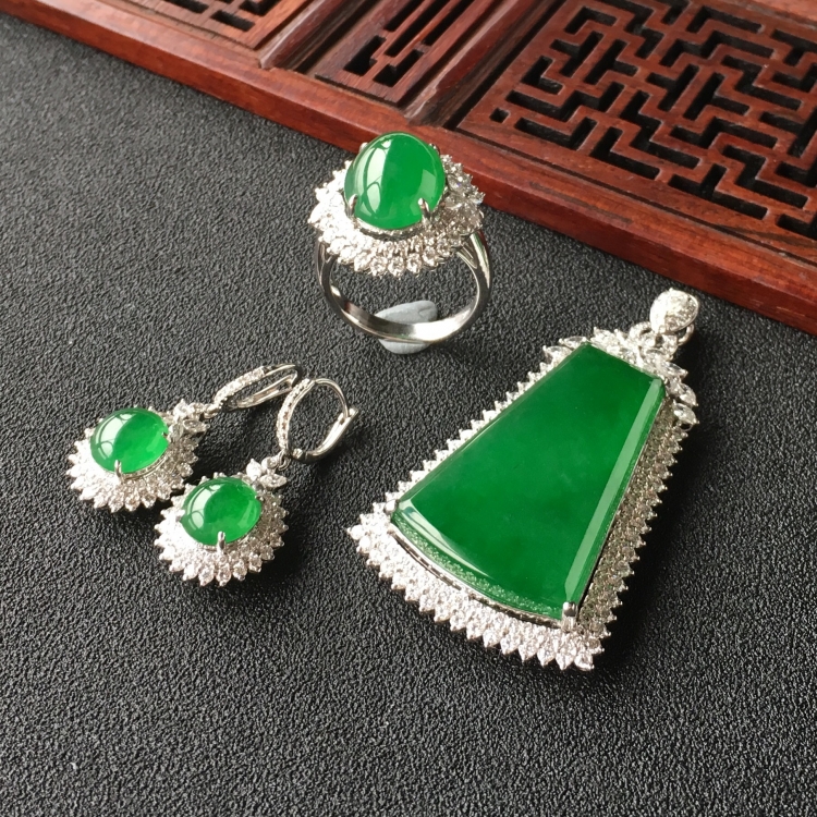 (超值推荐)冰种阳绿镶白金钻石无事牌胸坠/戒指/耳坠(一套)