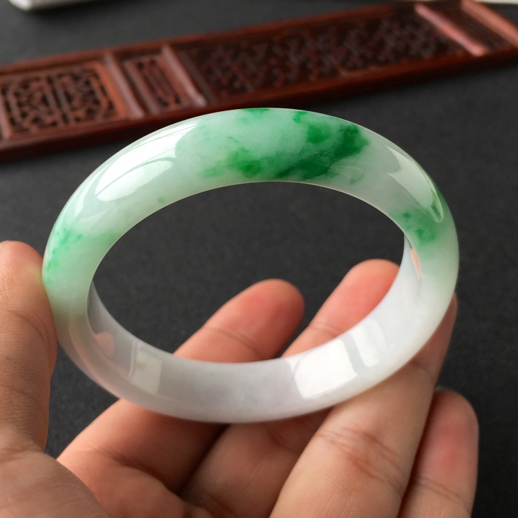 (超值推荐)糯冰种飘翠手镯(54.5mm)