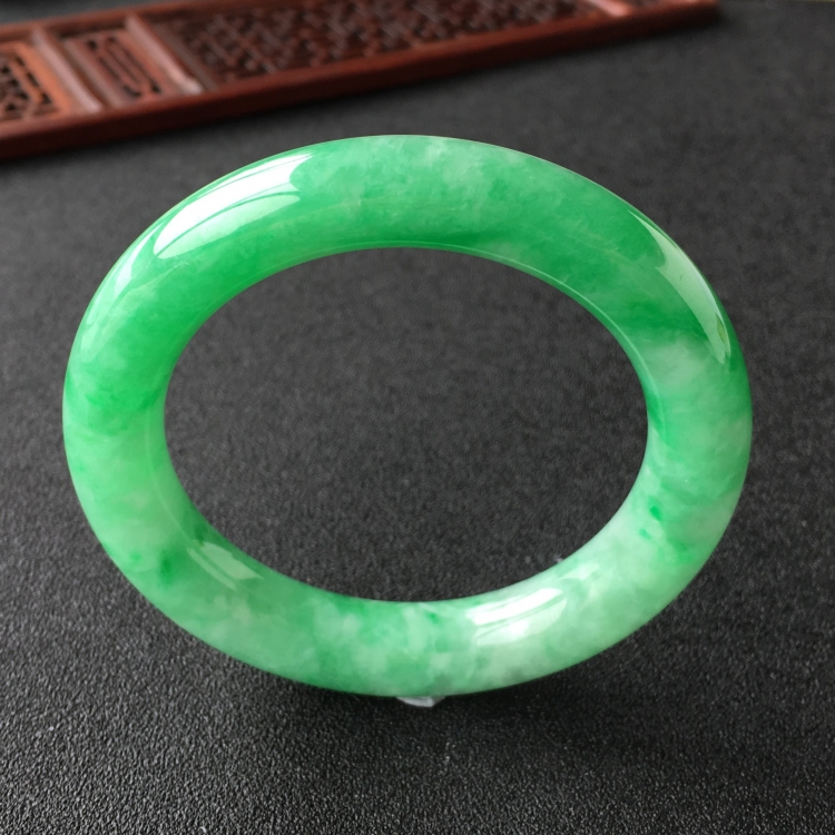 (超值推荐)糯冰种飘翠圆条手镯(54.8mm)