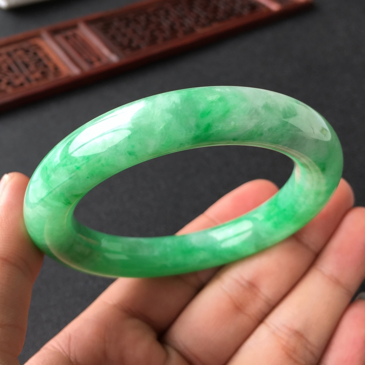 (超值推荐)糯冰种飘翠圆条手镯(54.8mm)
