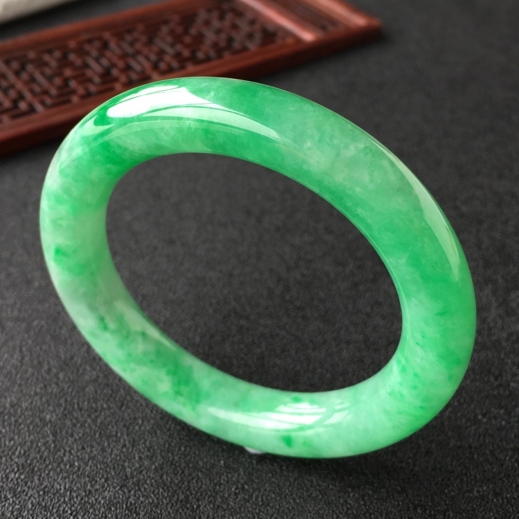 (超值推荐)糯冰种飘翠圆条手镯(54.8mm)