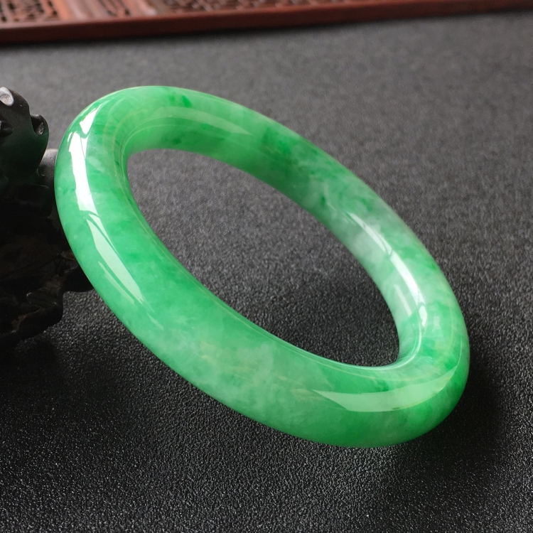 (超值推荐)糯冰种飘翠圆条手镯(54.8mm)
