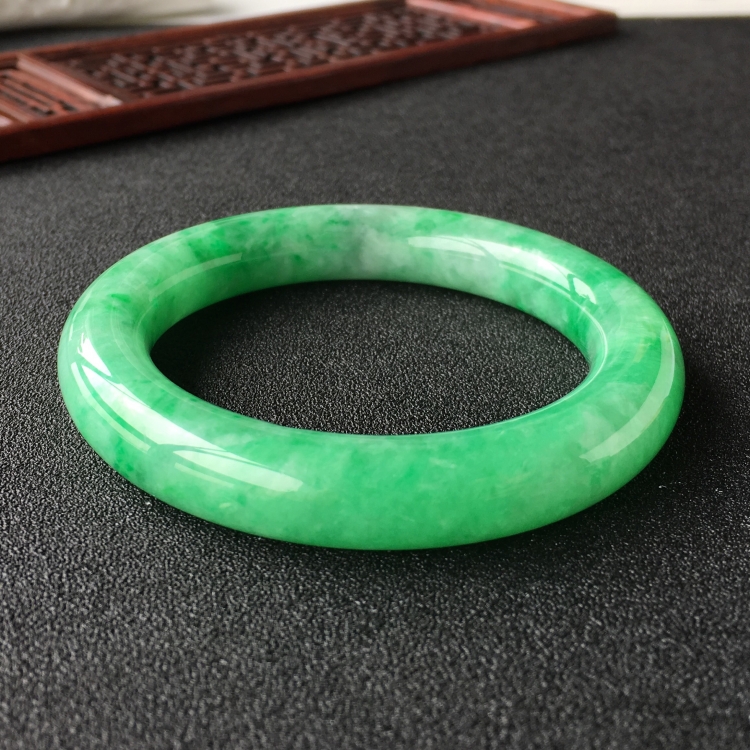 (超值推荐)糯冰种飘翠圆条手镯(54.8mm)