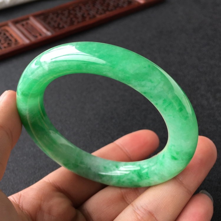 (超值推荐)糯冰种飘翠圆条手镯(54.8mm)