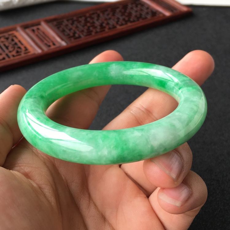 (超值推荐)糯冰种飘翠圆条手镯(54.8mm)