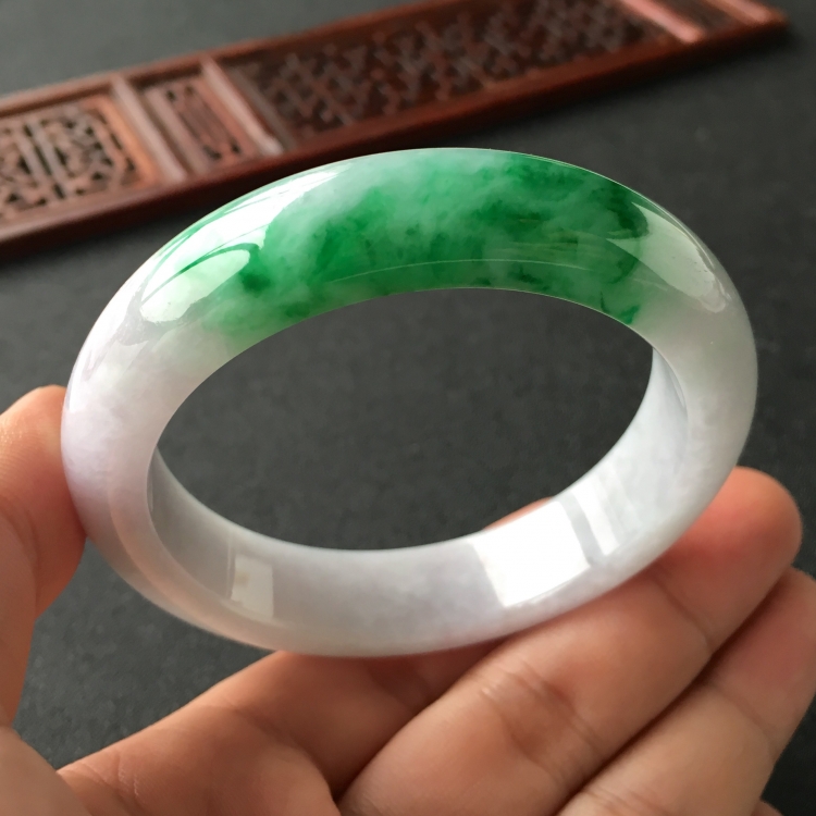 (超值推荐)糯冰种春带彩手镯(55.2mm)