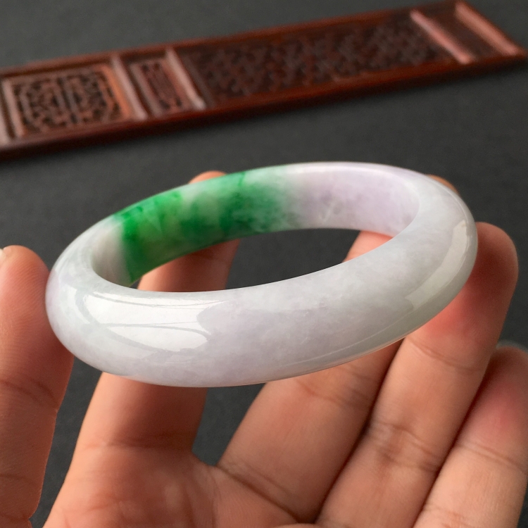(超值推荐)糯冰种春带彩手镯(55.2mm)
