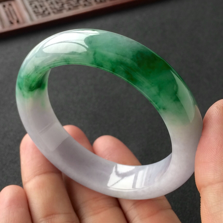 (超值推荐)糯冰种春带彩手镯(55.2mm)