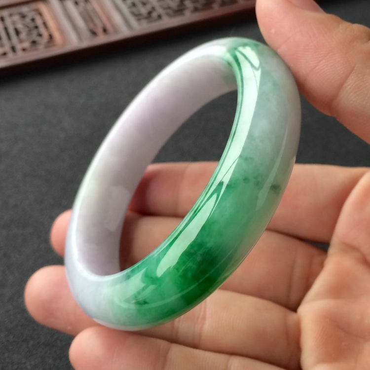 (超值推荐)糯冰种春带彩手镯(55.2mm)