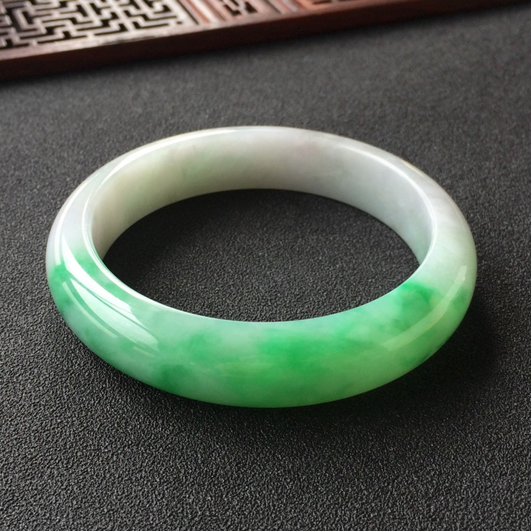 (超值推荐)糯冰种飘翠手镯(57.5mm)