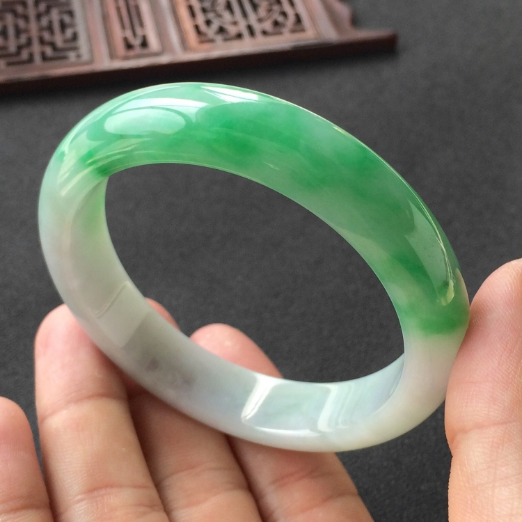 (超值推荐)糯冰种飘翠手镯(57.5mm)