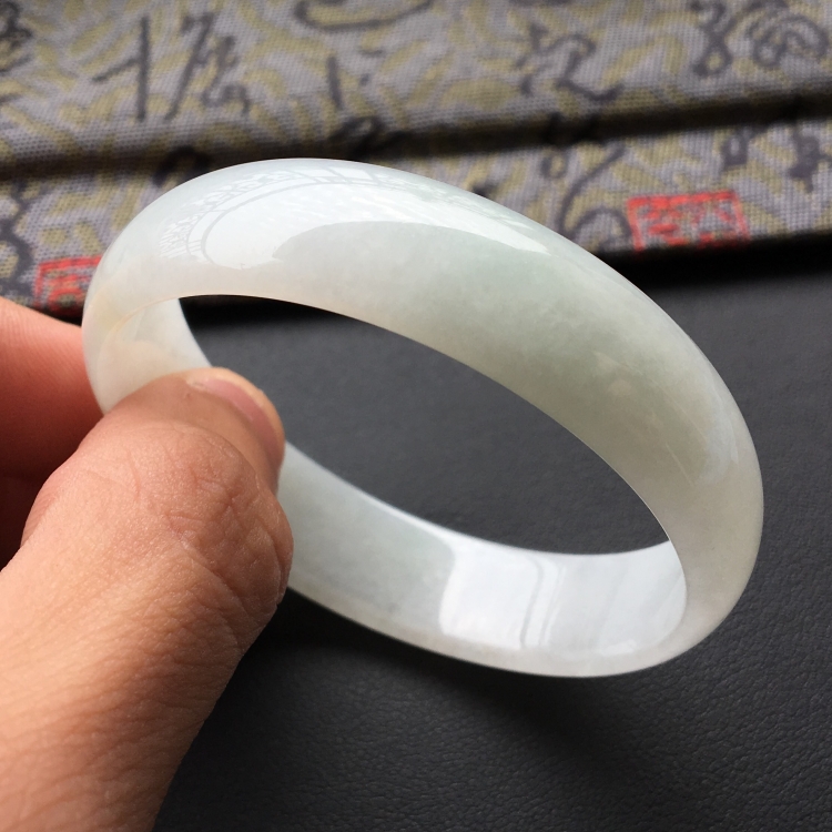 (超值推荐)糯冰种淡晴水手镯(51.3mm)