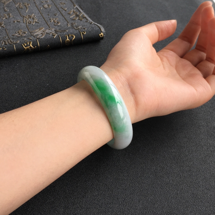(超值推荐)糯冰种飘翠手镯(57.3mm)
