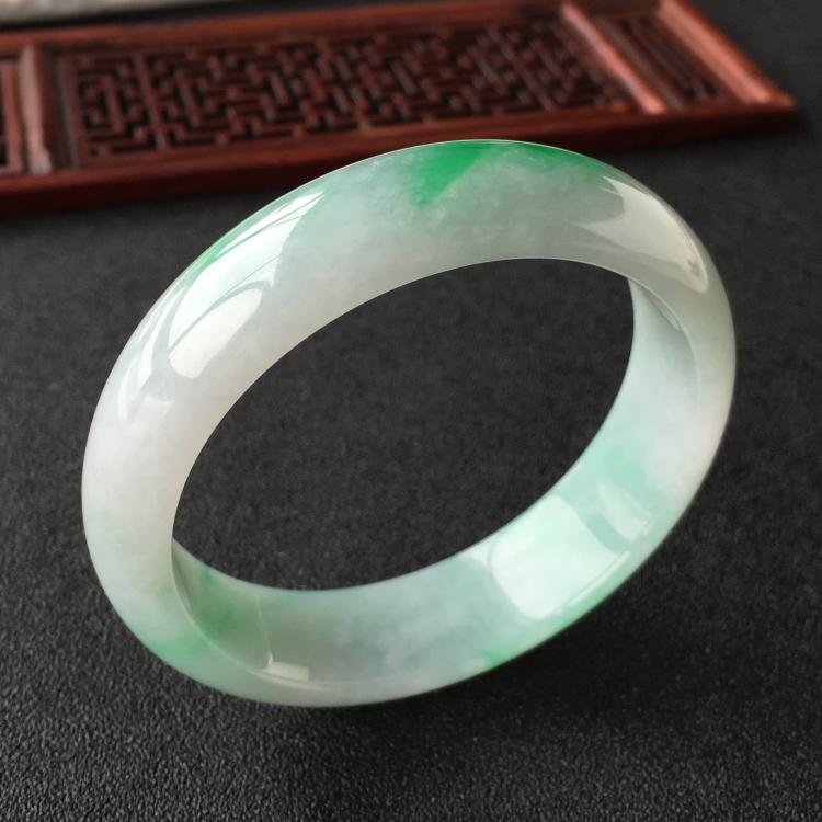 (超值推荐)糯冰种飘翠手镯(57.3mm)