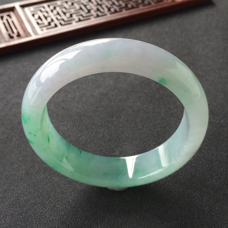 (超值推荐)糯冰种飘翠手镯(56.5mm)