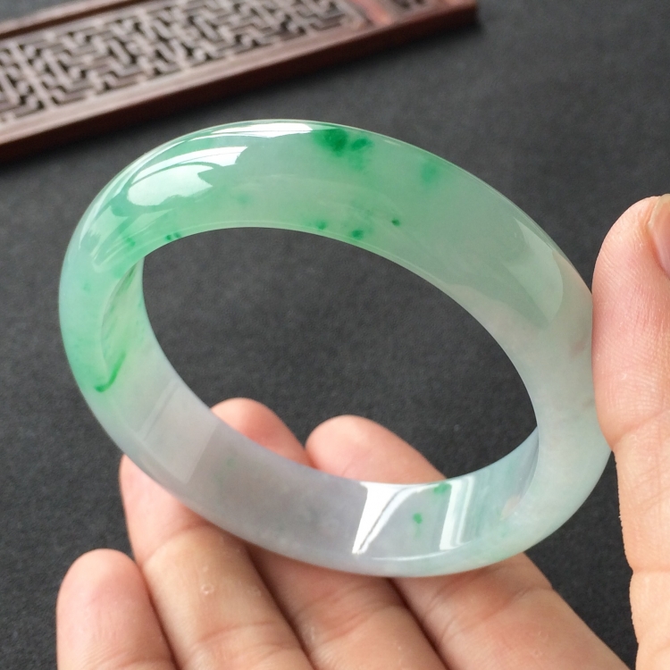 (超值推荐)糯冰种飘翠手镯(56.5mm)