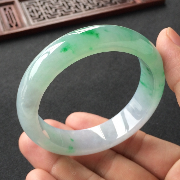 (超值推荐)糯冰种飘翠手镯(56.5mm)