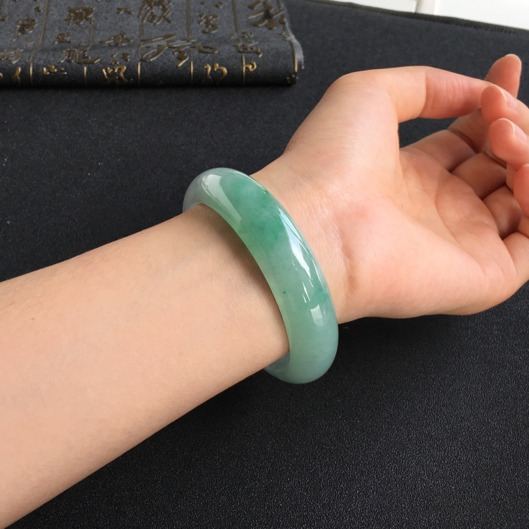 (超值推荐)糯冰种飘翠手镯(58.8mm)